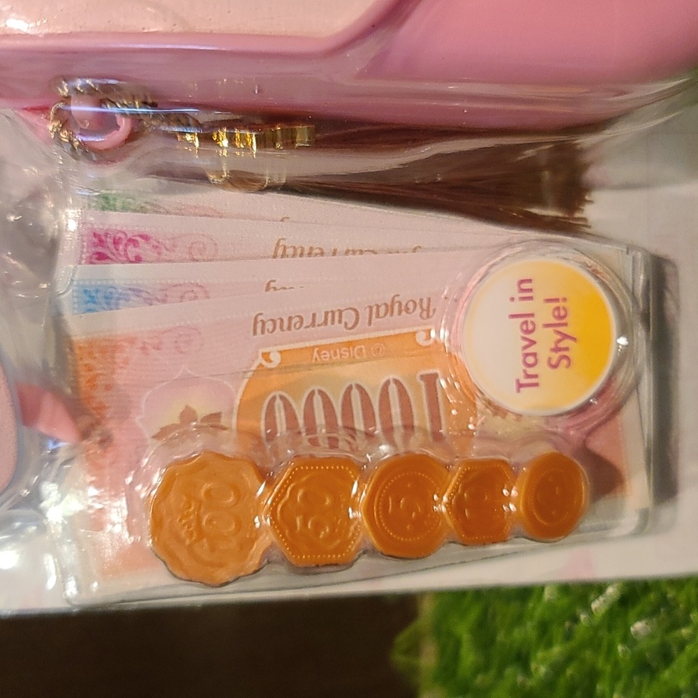 DISNEY Princess World Traveler Purse Set, purse keys sunglass play money NIB NWT - Picture 5 of 8